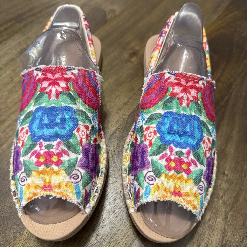 Reef’s Women’s Colorful Floral Canvas Peep-Toe Women’s Sandals 7.5